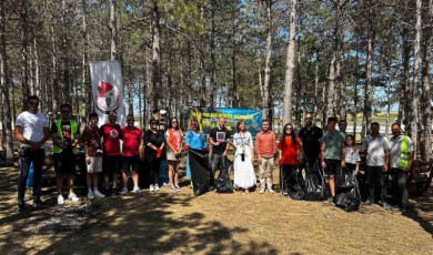Kırklareli’nde öğrenciler piknik alanındaki çöpleri topladı