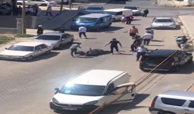 Beylikdüzü’nde öfkeli sürücü kaza sonrası yerde motosikleti tekmeledi