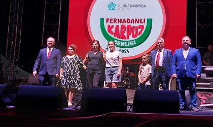 Bu da karpuz yeme yarışması: 2 kilo karpuzu erken bitiren altın kazandı