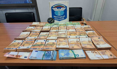 Otobüsün yatak kısmına saklanan 514 bin euro ve 60 bin dolar ele geçirildi