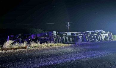 Virajı alamayan tır devrildi: 5 yaralı