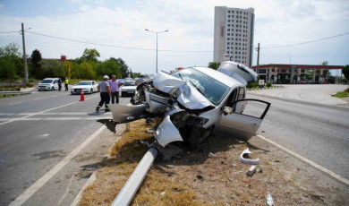 Direksiyon kontrolünü kaybetti, aydınlatma direğini devirdi