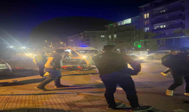 Otomobille çarpışan motosikletteki 2 şahıs yaralandı