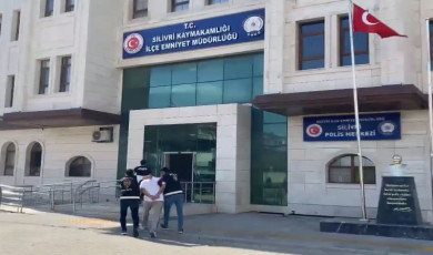 Silivri’de çocuğunun gözü önünde eşini darp eden adam yakalandı