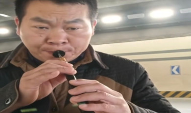 Çinlinin yol kenarında zurna çalmasının sebebi ortaya çıktı: Aşk acısı değil hobisi