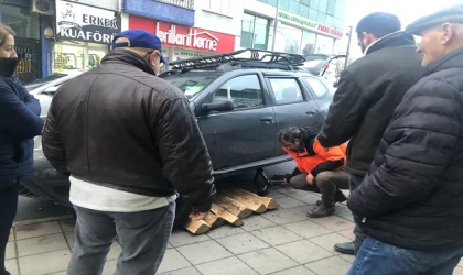 Kadın Sürücü Kaldırıma Çıktı, Tehlike Ucuz Atlatıldı
