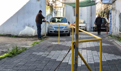Ölçüm yapınca sokağın yarısı onun çıktı, demir bariyerle kapattı