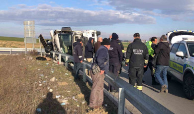 Tekirdağ’da virajı alamayan tır devrildi: 1 yaralı