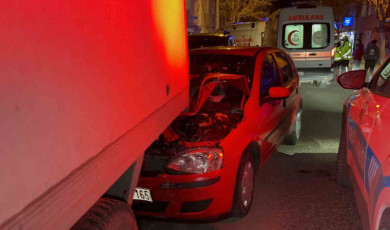 Alkollü ve ehliyetsiz kadın sürücü kamyonete çarptı: 5 yaralı