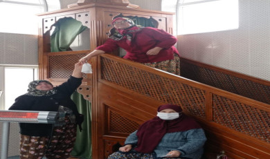 Babaeski’de köylü kadınlar cami temizledi