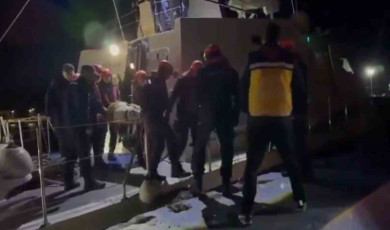 Çanakkale’de göğüs solunum rahatsızlığı tanısı konulan hasta Sahil Güvenlik botu ile tahliye edildi