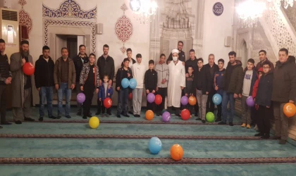 Cansuyu Derneği Camiye Gelen Çocukları Sevindiriyor