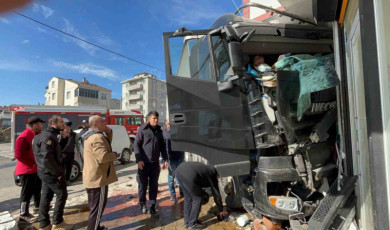Tırın apartman duvarına çarptığı anlar kamerada: 1’i ağır 2 yaralı
