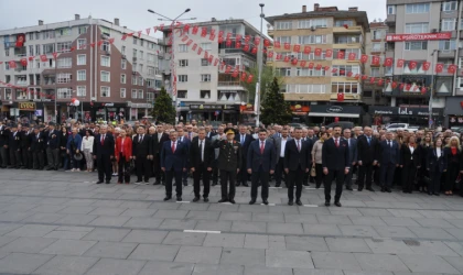 Atatürk Anıtına Çelenkler Sunuldu