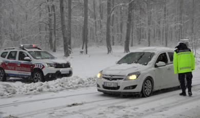 Kırklareli’de kar yağışı: Sürücüler yollarda mahsur kaldı
