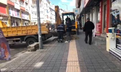 Teski Bu Caddeyi Sürekli Kazıyor