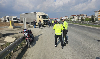 Tırla çarpışan motosikletlinin ağır yaralandığı kaza kamerada