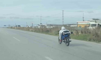 Motosiklet sürücüsü trafik kurallarına meydan okudu