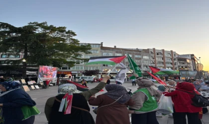 Atatürk Meydanı’nda Filistin Bayrakları Dalgalandı