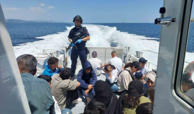 Gelibolu açıklarında 51 kaçak göçmen ile 2 göçmen kaçakçısı şüphelisinin yakalanma anı ortaya çıktı