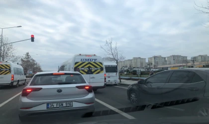 HASTANE ÖNÜNDE MİNİBÜSLER TRAFİĞİ AKSATIYOR