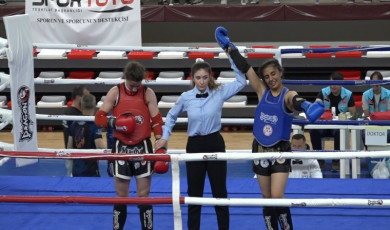 Türkiye Muaythai Şampiyonası’nda yarı final heyecanı yaşanıyor