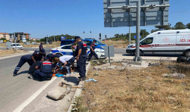 Çanakkale’de otomobil motosiklete çarpıp takla attı: 1’i ağır 2 yaralı