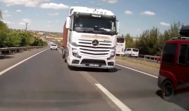 D-110 Karayolu’nda tırın tehlikeli yolculuğu bir aracın güvenlik kamerasıyla saniye saniye kaydedildi