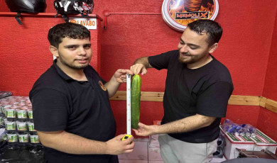 Muratlı’da dev salatalık görenleri hayrete düşürdü