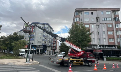 Kavşaktaki Trafik Işıkları Yenileniyor