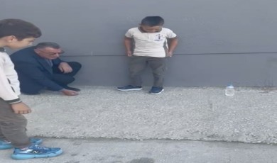 Okul müdürü, öğrencilerle bahçede misket oynadı