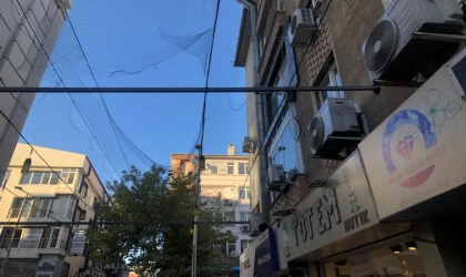 Şemsiyeli Sokaktan Geriye Delik Deşik Görüntü Kaldı