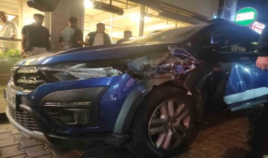 Tekirdağ’da 3 otomobil ve 2 motosikletin çarpıştığı kazada 2 kişi yaralandı