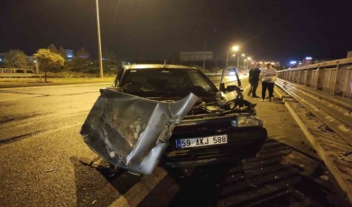 Tekirdağ’da lastiği patlayan otomobil bariyerlere çarptı