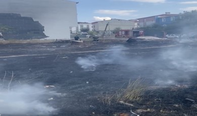 Çocukların yaktığı iddia edilen boş arsayı itfaiye söndürdü