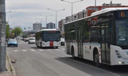 Vatandaşlar Otobüslere Ücretsiz Bindi