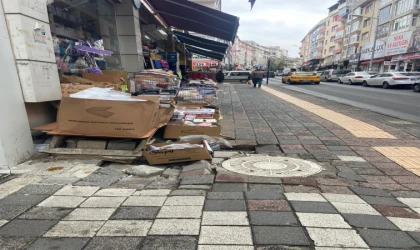 Kaldırımlar Bir Bir Çöküyor
