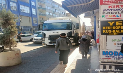 YÜK BOŞALTIN TIR, KALDIRIMI KAPATTI