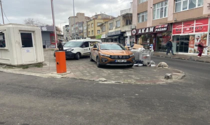 Kaldırım Kapalı, Vatandaş Geçecek Yer Bulamıyor