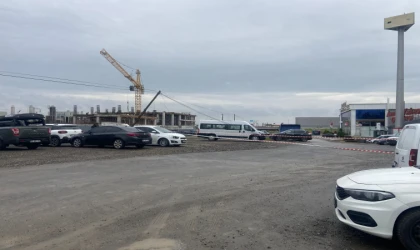 TÜRK TELEKOM’A AİT DİREK YAN YATTI, TELLER YOLU KAPATTI