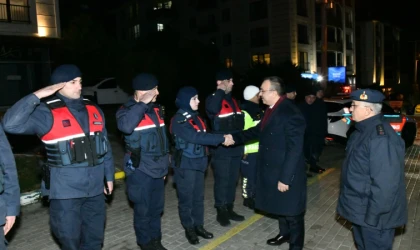 VALİ SOYTÜRK, GÖREV YAPAN PERSONELİN YENİ YILINI KUTLADI