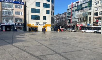 Yılbaşı Görselleri Meydanlardan Kaldırıldı