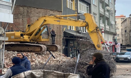 Bisikletçiler Meydanı’nda Eski Bina Yıkıldı