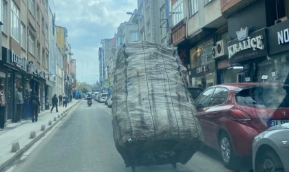 Çekçekçiler Şehir Merkezindeki Trafiği Aksatıyor