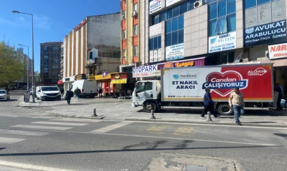 Kaldırımlara Çıkan Araçlar Taşları Kırıyor