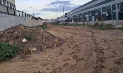 OKUL YOLUNDAKİ SORUNU BÜYÜKŞEHİR GÖRMÜYOR!