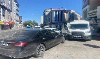 Kaldırımda Yürüyecek Yer Yok